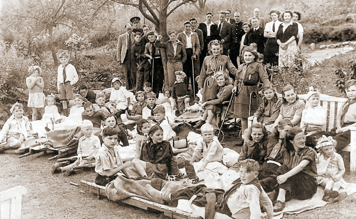 Photo showing the Bath Orthopaedic hospital outing to The Mead in 1948